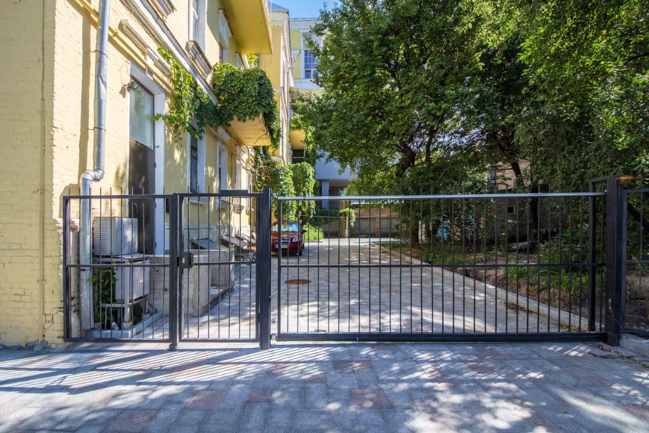 Self Check-In Apartments Near Landscape Alley Kiev Esterno foto